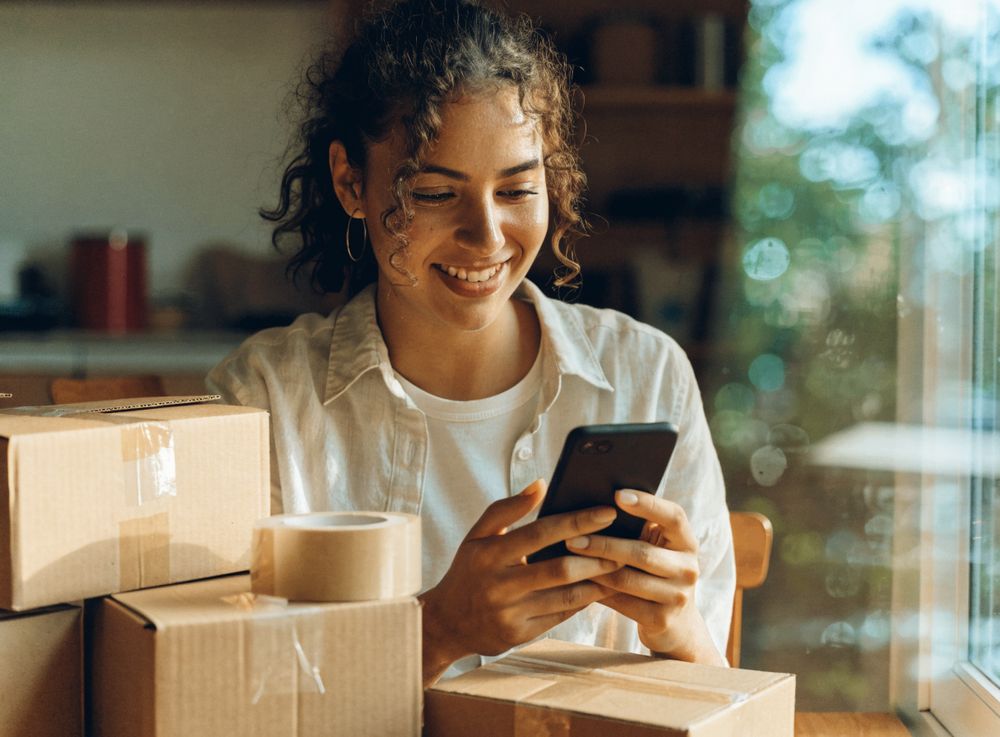 Dropshipper atendiendo pedidos desde su casa